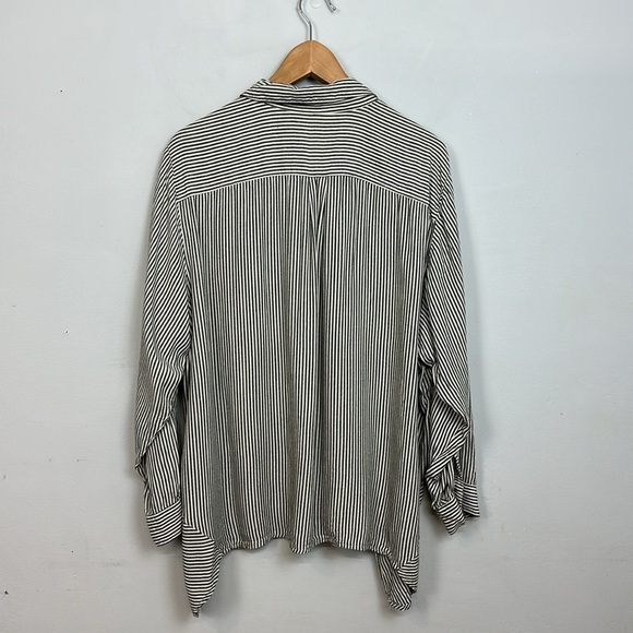 Premise Studio Gray White Stripe Sharkbite Hem Top 2X - Picture 9 of 14